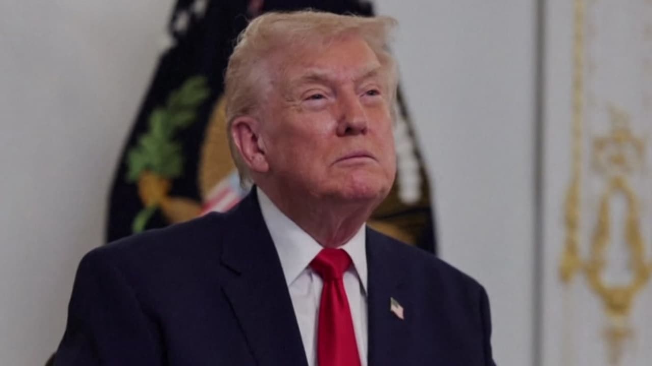 Trump amenaza con sancionar a periodista de NBC tras nuevo choque con medios