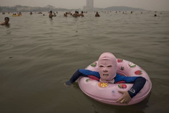 El miedo a que el sol produzca enfermedades en la piel ha provocado que decenas de mujeres vistan trajes que parecieran del siglo pasado.