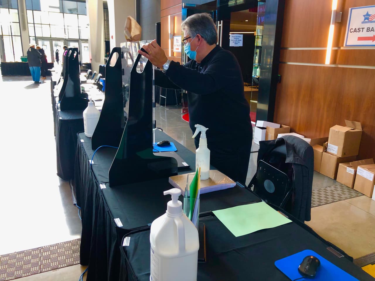 El día de las elecciones, el United Center, ubicado en 1901 W. Madison, estará abierto a todos los votantes de Chicago de 6:00 a. M. A 7:00 p. M. CT y ofrecerá el registro de votantes el mismo día, la devolución de la boleta de votación por correo y en persona. 
<br>