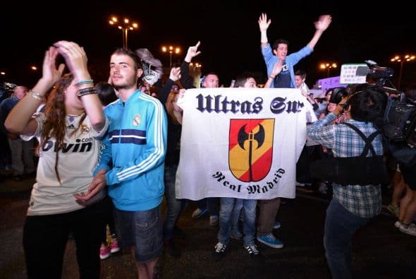 Mientras la fiesta sigue en la calle.