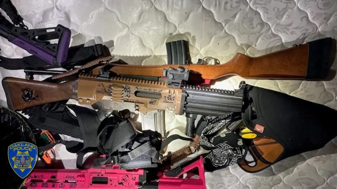 “Oficiales de patrulla fueron enviados a la zona para investigar informes de múltiples disparos. Mientras las unidades llegaron a la escena, los disparos continuaron”, señaló la policía.
<br>