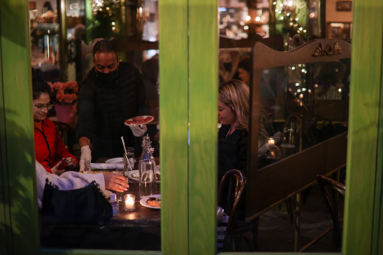 Comidas al interior de restaurantes ahora son permitidas en NYC con un 25% de capacidad