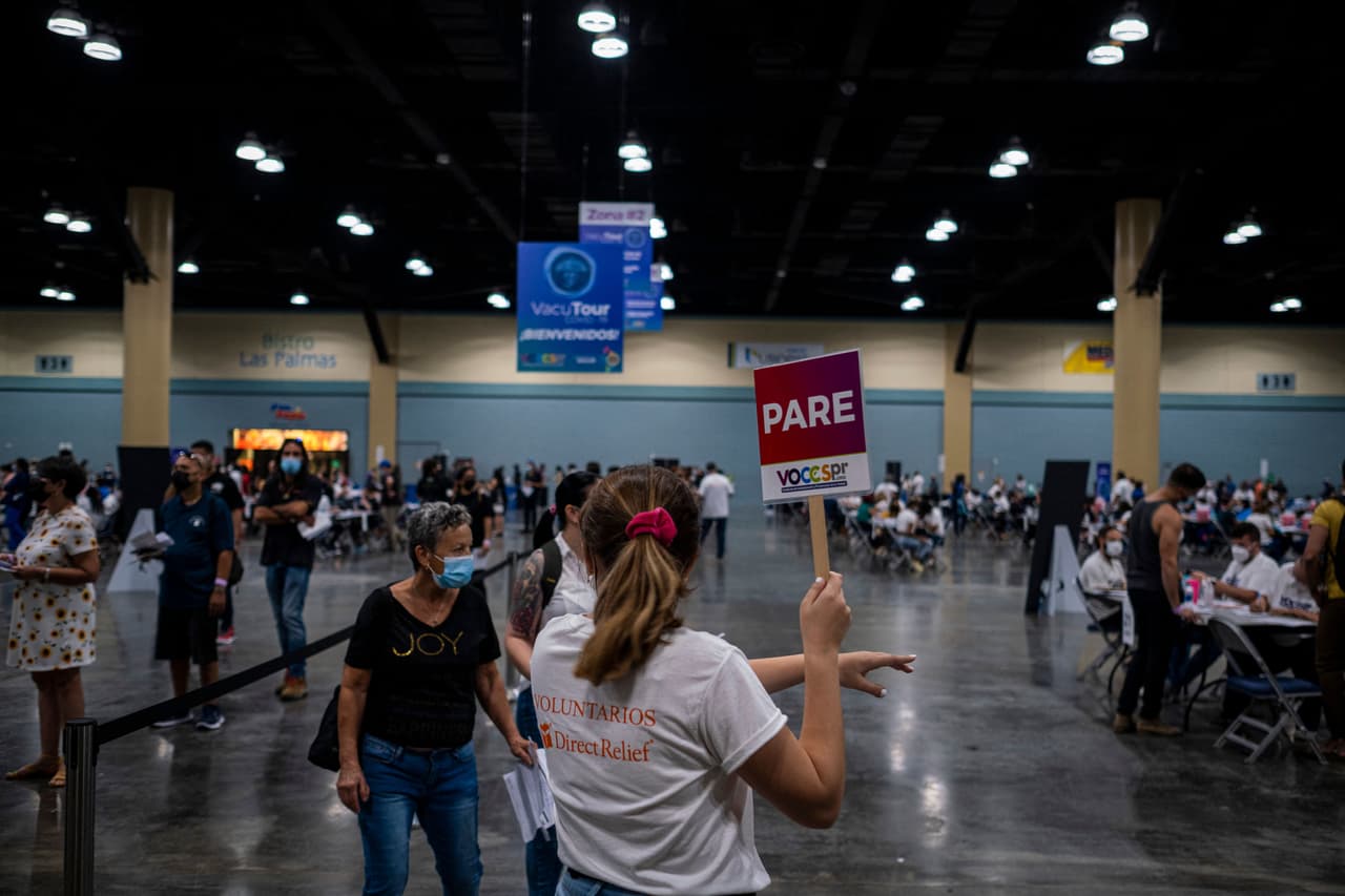 El secretario de Salud, Carlos Mellado dijo que alguien envió un mensaje falso en redes sociales en el que se aseguraba que todos los mayores de 21 años podían presentarse sin cita. 
<br>