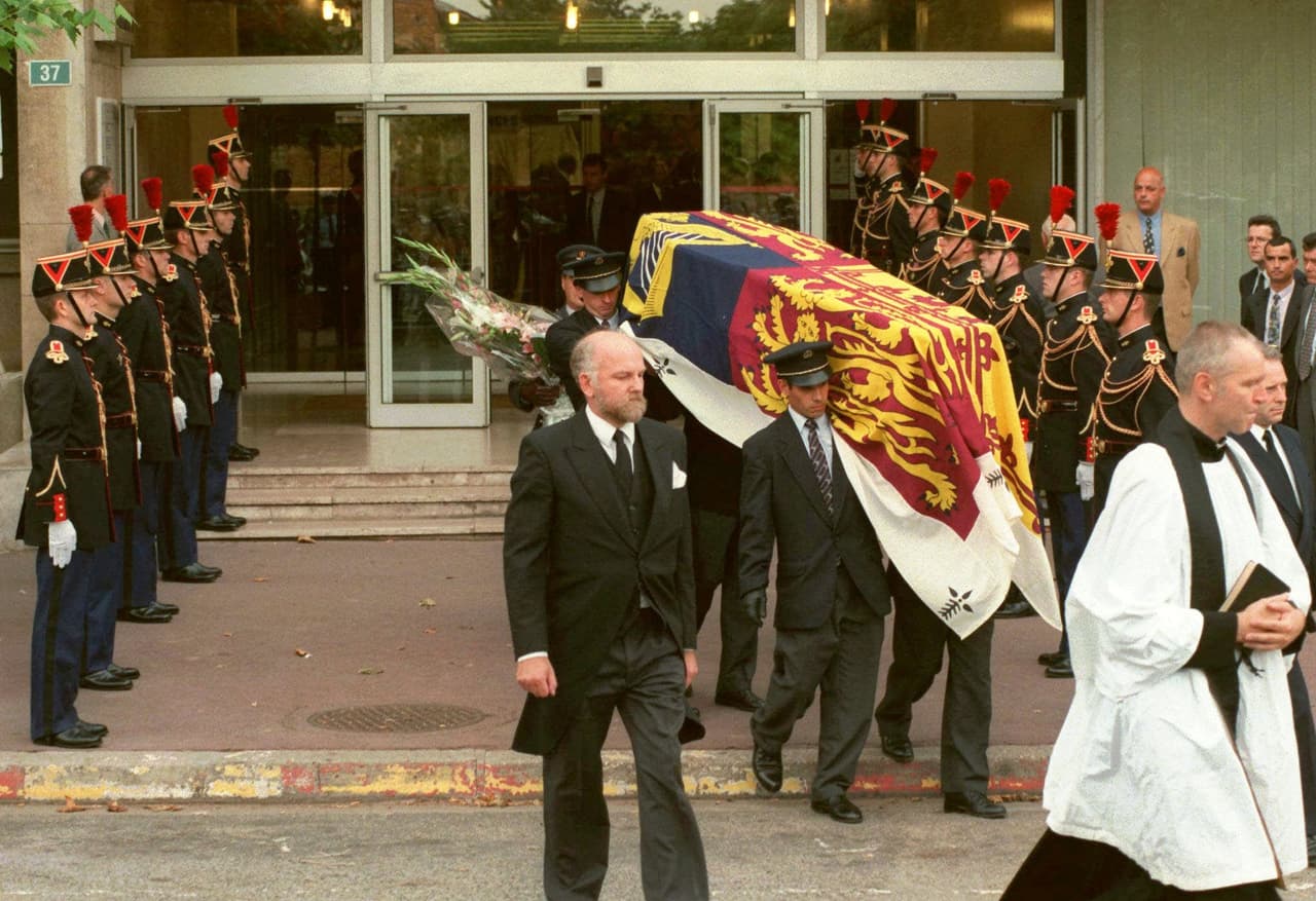 Instante en el que el féretro con el cuerpo de Lady Diana abandona el hospital parisino de Salpetriere, donde murió el 31 de agosto de 1997 tras el accidente de tráfico.