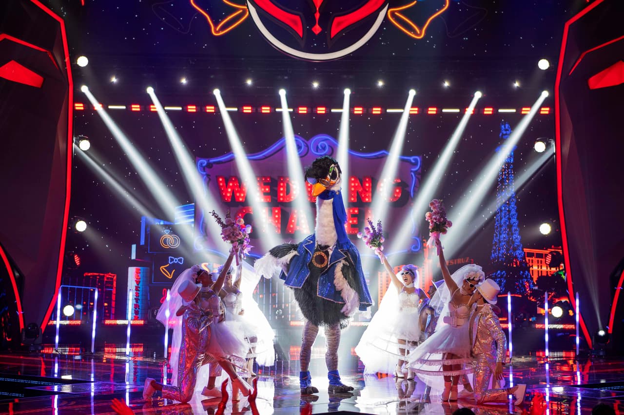 Elvestruz impactó con su gran estilo al interpretar la canción 'El Rey Azul'. Su voz y su desempeño en el escenario hicieron sospechar a Yuri acerca de que se trataba del mismísimo Emmanuel.