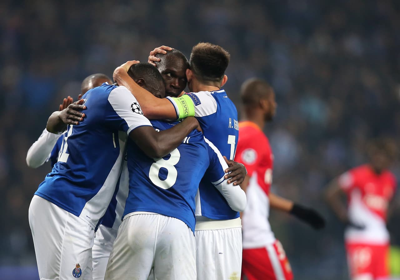 Porto mantuvo el dominio e incluso marcó un nuevo tanto para el 5-2 por medio de Tiquinho al minuto 40 del segundo tiempo, con lo que obtuvo el cupo para octavos de final en Champions.