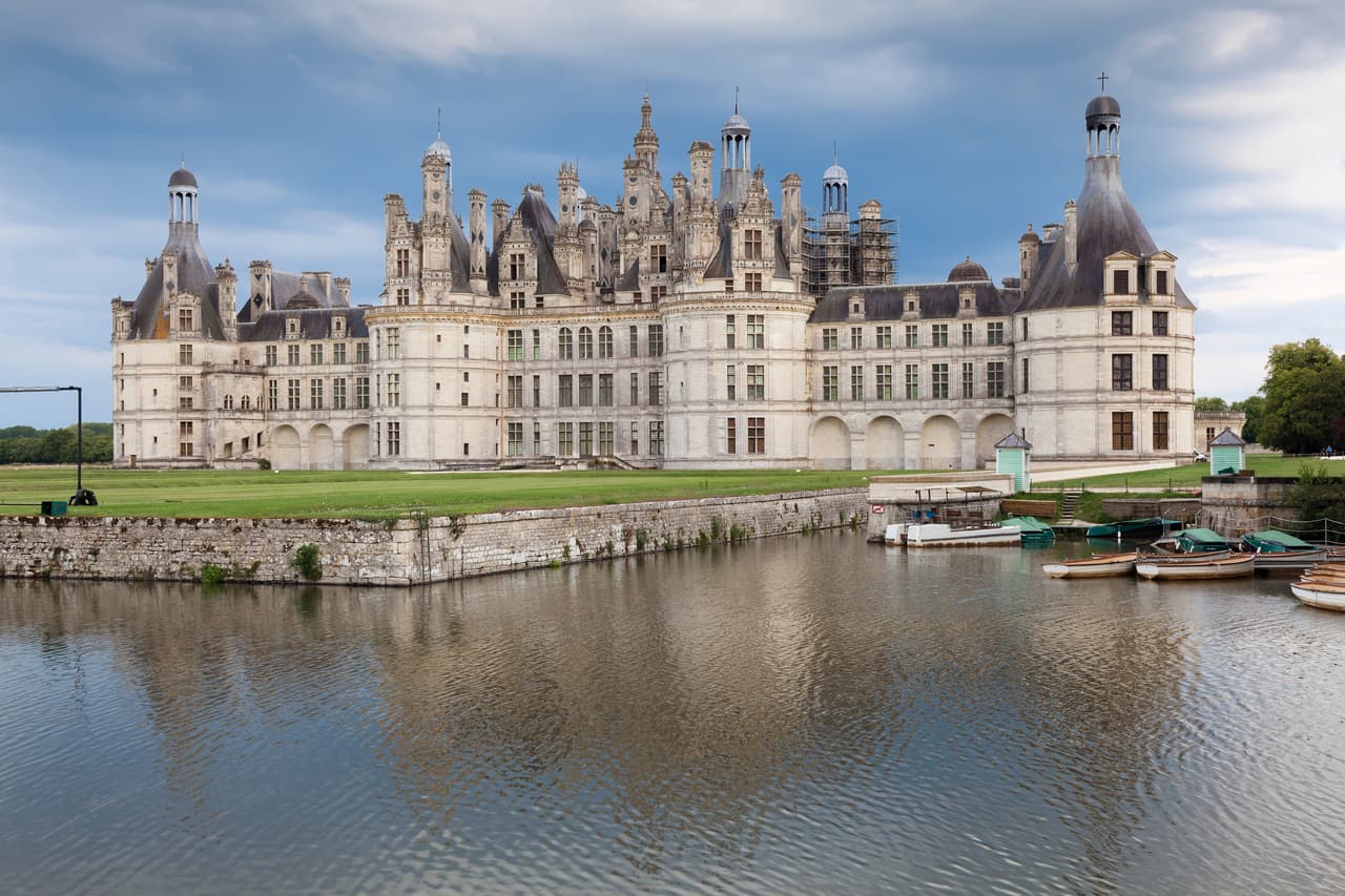 Castillo de Chambord 
<br> Es uno de los más reconocibles del mundo, ¡y fue edificado sólo como pabellón de caza para el rey Francisco I. Un bosque de 31 kilómetro protege las ocho torres inmensas, 440 habitaciones, 365 chimeneas y 84 escaleras de la construcción.