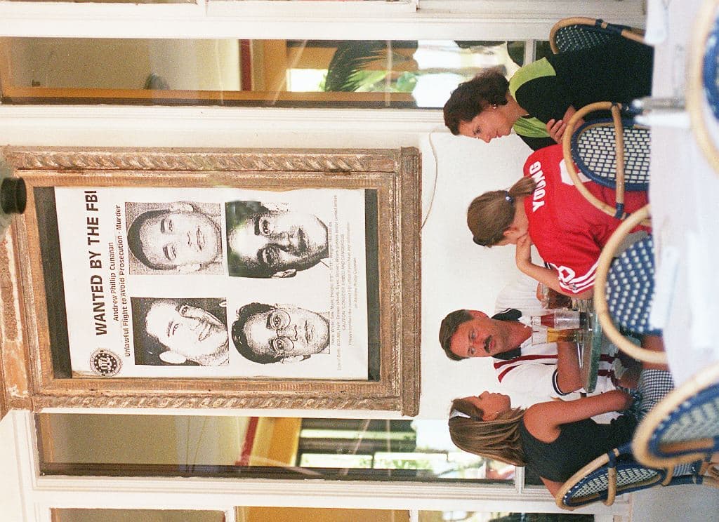 Tras el asesinato a balazos de Gianni Versace, era común ver las fotos del sospechoso, Andrew Cunanan en zonas cercanas al lugar de los hechos en Miami Beach. En 'American Crime Story', el actor Criss Daren interpretará a Cunanan.