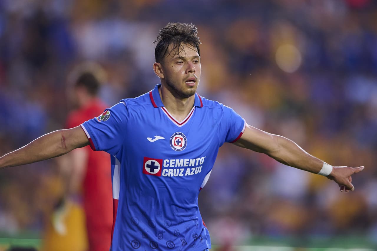 En la agonía del partido Cruz Azul se llevó el triunfo del Universitario de Nuevo León al derrotar a los Tigres.