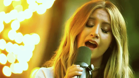 Tiene más de un millón 600,000 suscriptores y sus videos se centran en temas como moda, la belleza, viajes, cocina y música.