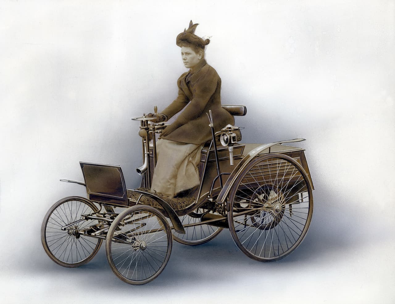<b>Benz Velo</b>
<br>Fue el primer auto producido en serie en el mundo. Del Velo se fabricaron 1,200 unidades de 1894 a 1902. En la imagen vemos a Klara Benz a bordo del auto desarrollado por su padre, Karl Benz.