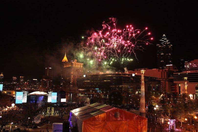 <a href="https://www.gwcca.org/look-up-atlanta"><b>Look Up Atlanta (3 de julio)</b></a>. El espectáculo de fuegos artificiales más grande del sureste del país explota en los cielos del centro de Atlanta sobre el Centennial Olympic Park el 3 de julio de 5 a 10:30 p.m.