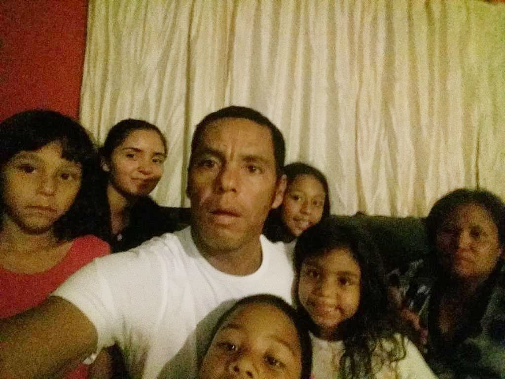 El matrimonio de Milagro Castillo y Denis Javier Fúnes junto a sus cuatro hijos estadounidenses.