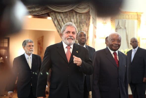 Asimismo Lula se reunió con el presidente de Mozambique Armando Guebuza en la casa presidencial de Mamputo.