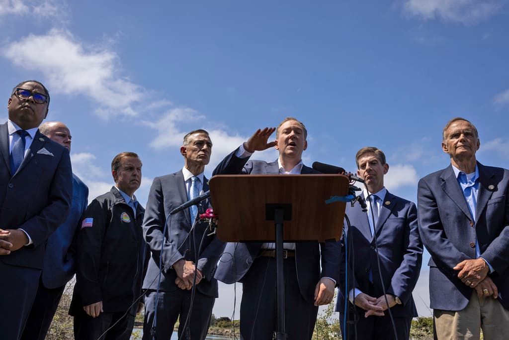 El administrador de la Agencia de Protección Ambiental de Estados Unidos (EPA por sus iniciales en inglés), Lee Zeldin, y otros funcionarios locales y federales, durante una conferencia de prensa referente a la crisis de aguas residuales del río Tijuana, el 22 de abril de 2025, en San Diego. (Ana Ramirez/The San Diego Union-Tribune vía AP, Archivo)