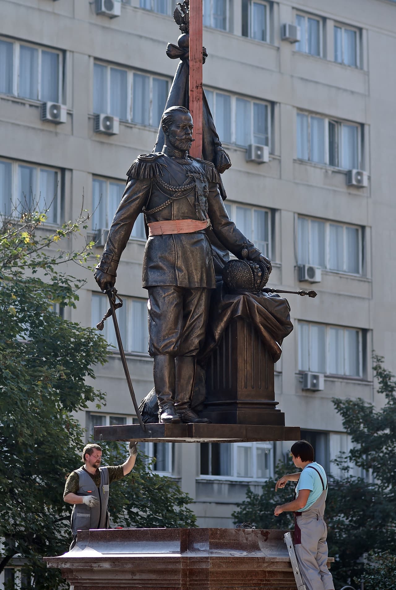 Incluso zares y líderes políticos de la República Soviética visitaron a Baba Vanga, pues querían saber qué opinaba sobre sus decisiones políticas. Ella murió de cáncer de mama en 1996. A su funeral asistieron miles de personas, incluyendo mandatarios.