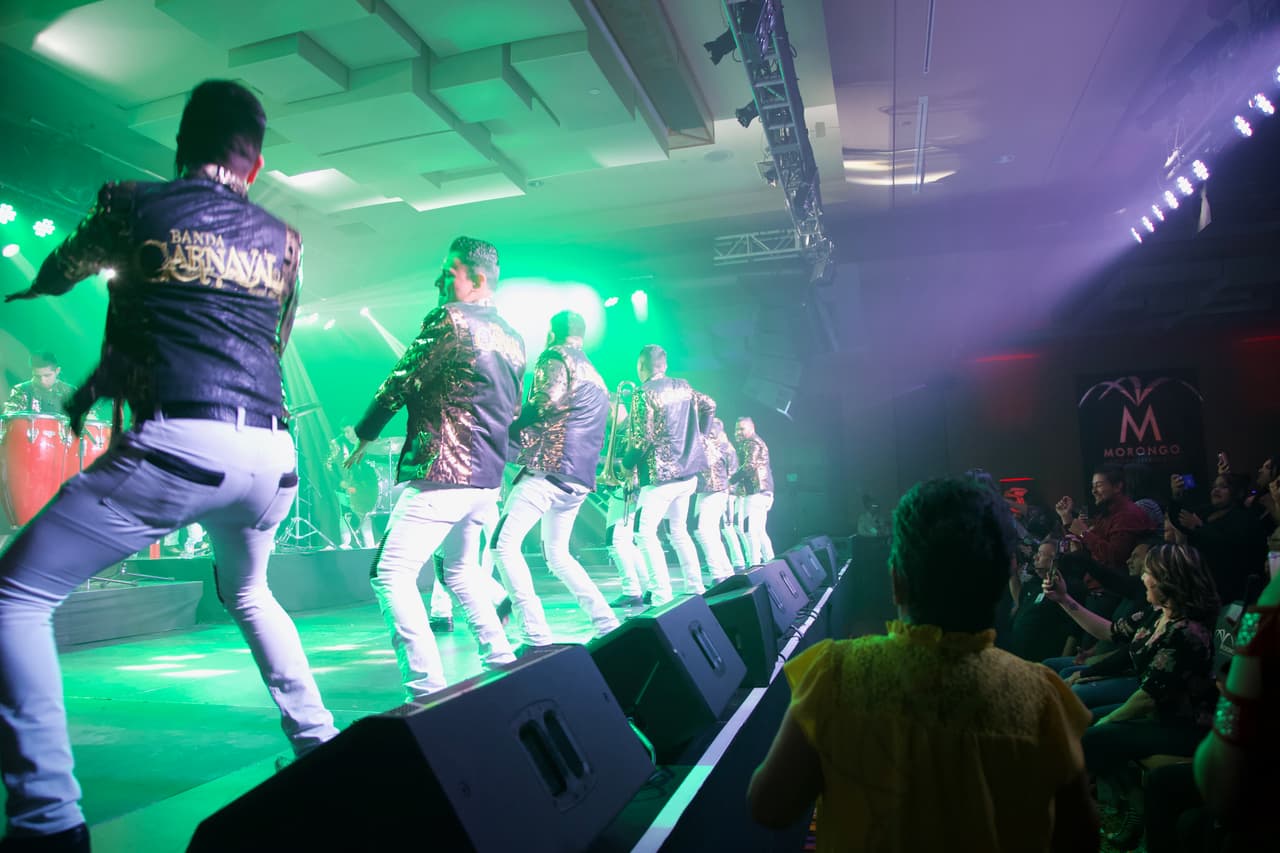 Y lograron que el público coreara sus éxitos y se emocionara con el buen ambiente en el escenario.