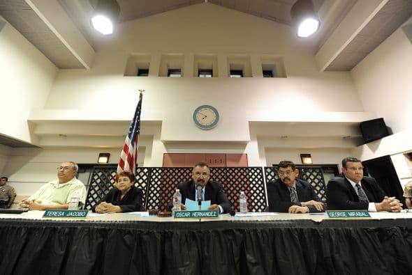 26 de Julio del 2010: Consejales acuerdan cortar sus salarios para igualarlos al salario del consejal Lorenzo Velez. EN IMAGENES: Los sucesos que llevaron a la exposición de una de las ciudades más corruptas de los Estados Unidos Fuente: Los Angeles Times