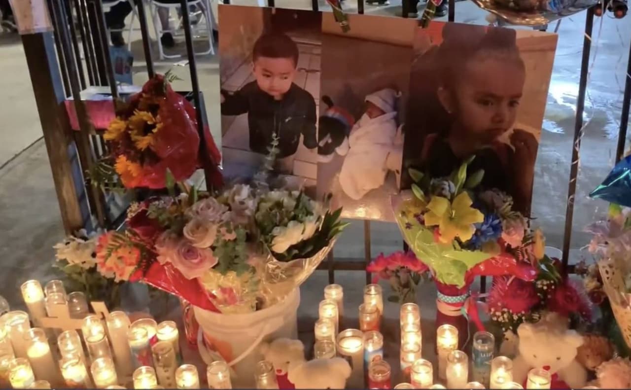 Hasta el momento las autoridades no han revelado la causa de las
<a href="https://www.univision.com/local/los-angeles-kmex/dolor-y-confusion-en-los-angeles-tras-el-hallazgo-de-los-cuerpos-de-tres-ninos-en-una-casa-al-este-de-la-ciudad-video"><b>muertes de los menores</b></a>, y de acuerdo con el informe preliminar de la escena no se encontraron señales de abuso o violencia, ni traumatismos en los cuerpos de los niños. Además, no había reportes previos de abuso o violencia en dicha dirección.