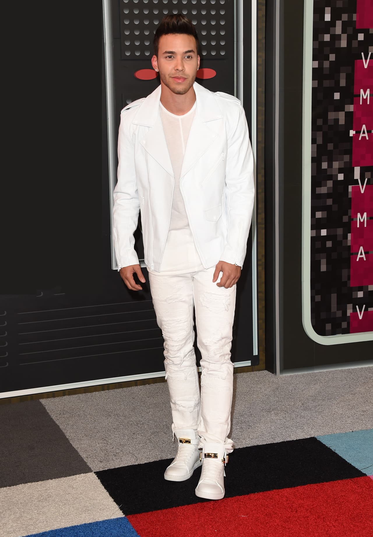 En los MTV VMAs de 2015, Prince Royce repitió el color de traje, pero ahora hizo la combinación con una playera clara.