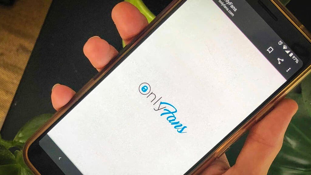 A esta maestra la suspendieron de su escuela por abrir una cuenta en Onlyfans... pero dice que ya ganó más de $1 millón 