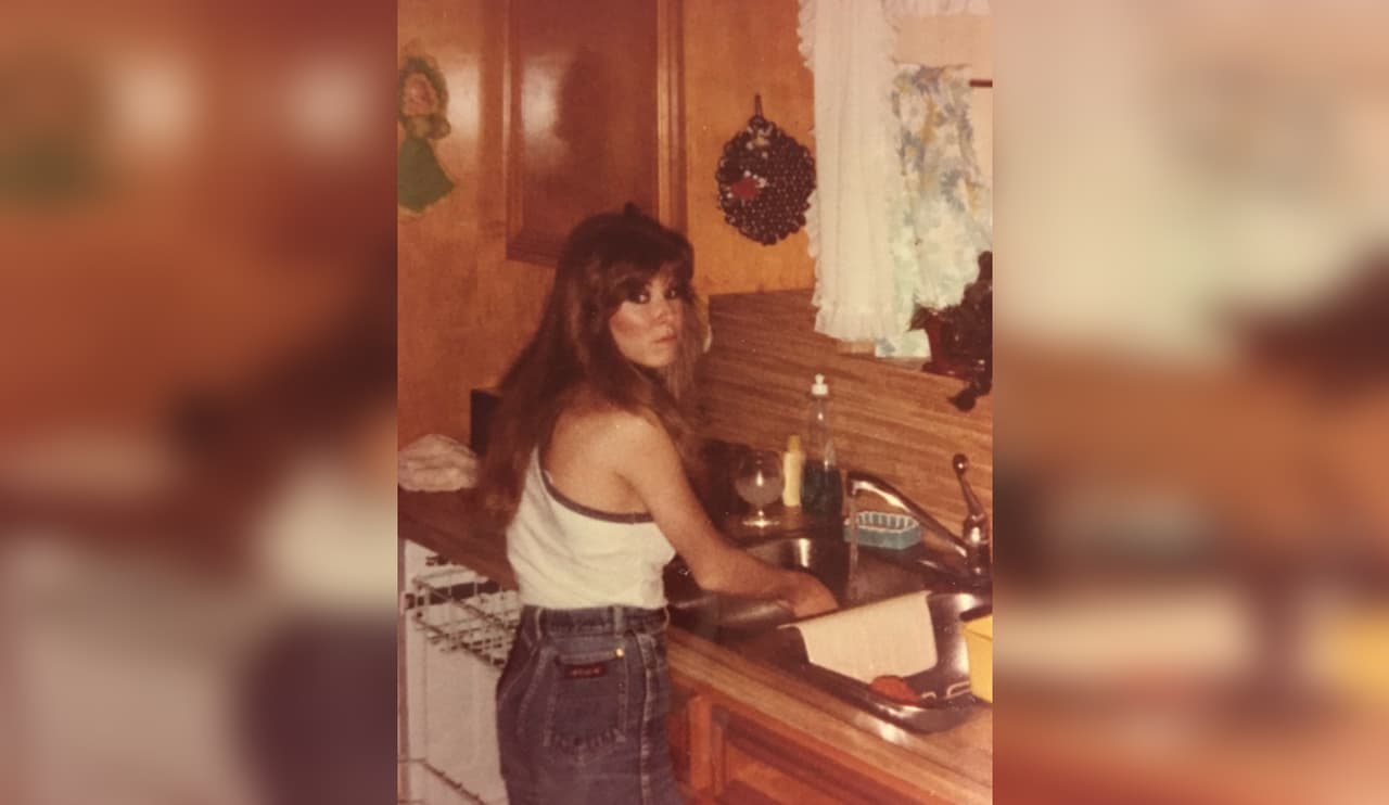 El cuerpo de
<b>Susan Lee Eads</b>, de 19 años, fue hallado en un terreno baldío el 31 de agosto de 1983, cerca de NASA Road 1 y Elam Street en Seabrook. No muy lejos encontraron también su Chevrolet Monte Carlo de 1976. La joven trabajaba en el Prickly Pear Bar en Webster y en Charlie's Bar en Nassau Bay, ambos en el condado Harris. La última vez que fue vista con vida salía de Charlie's. Llevaba un anillo de la preparatoria Clear Lake y una cadena de oro que no han sido recuperados. La policía y los Texas Rangers
<a href="http://www.dps.texas.gov/TexasRangers/UnsolvedHomicides/tipForm.aspx?ref=216">reabrieron el caso recientemente</a>.