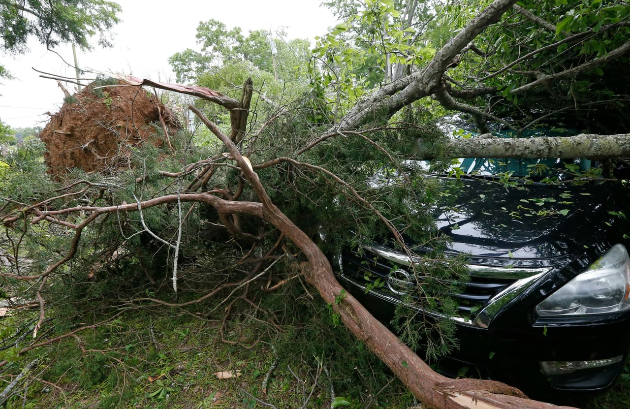 Las autoridades dijeron a la agencia AP que mantendrían la alerta sobre tormentas y posibles tornados en parte de Florida, Alabama y Tennessee, a medida que el sistema de tormentas se iba desplazando hacia el este.