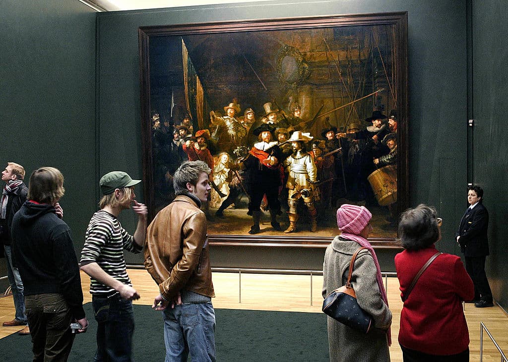 <b>La guardia nocturna - Rembrandt</b>
<br>El trabajo de este pintor se dio a conocer alrededor del mundo y una de sus creaciones más aplaudidas es 'La guardia nocturna'. Esta obra ha recibido tres ataques en total, los cuales se dieron en el museo Rijksmuseum de Ámsterdam. El primero fue en 1911 cuando un hombre trató de acuchillar el lienzo, pero no lo logró por el barniz tan grueso que tenía encima.