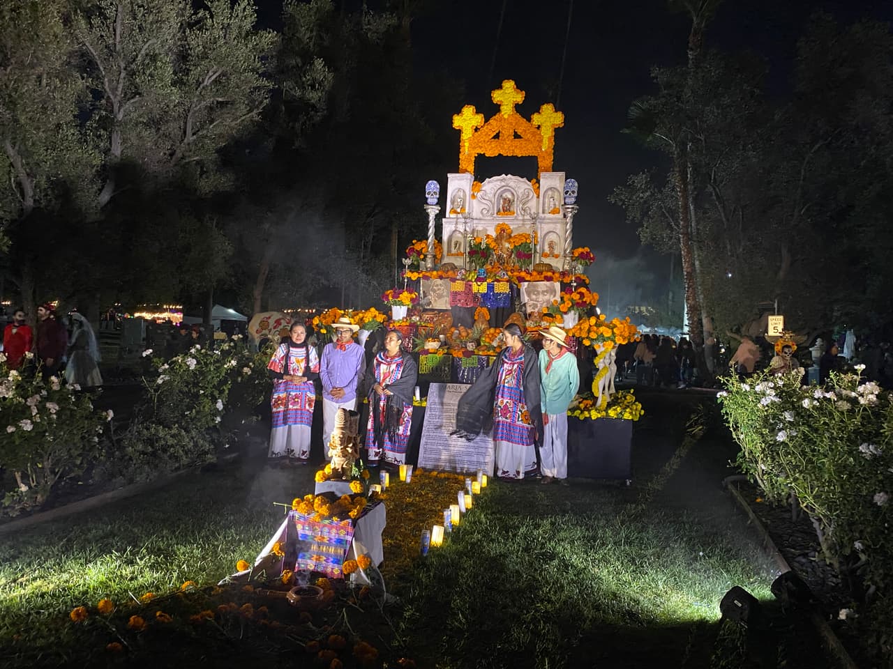 La tradición prehispánica se mantiene más vigente que nunca con la gran fiesta en el cementerio que cada año atrae a miles de visitantes de todas partes del mundo.
<br>