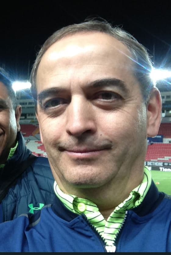 Haciendo mancuerna con Toño de Valdés, el periodista Anselmo Alonso también estaba a cargo de la información deportiva.