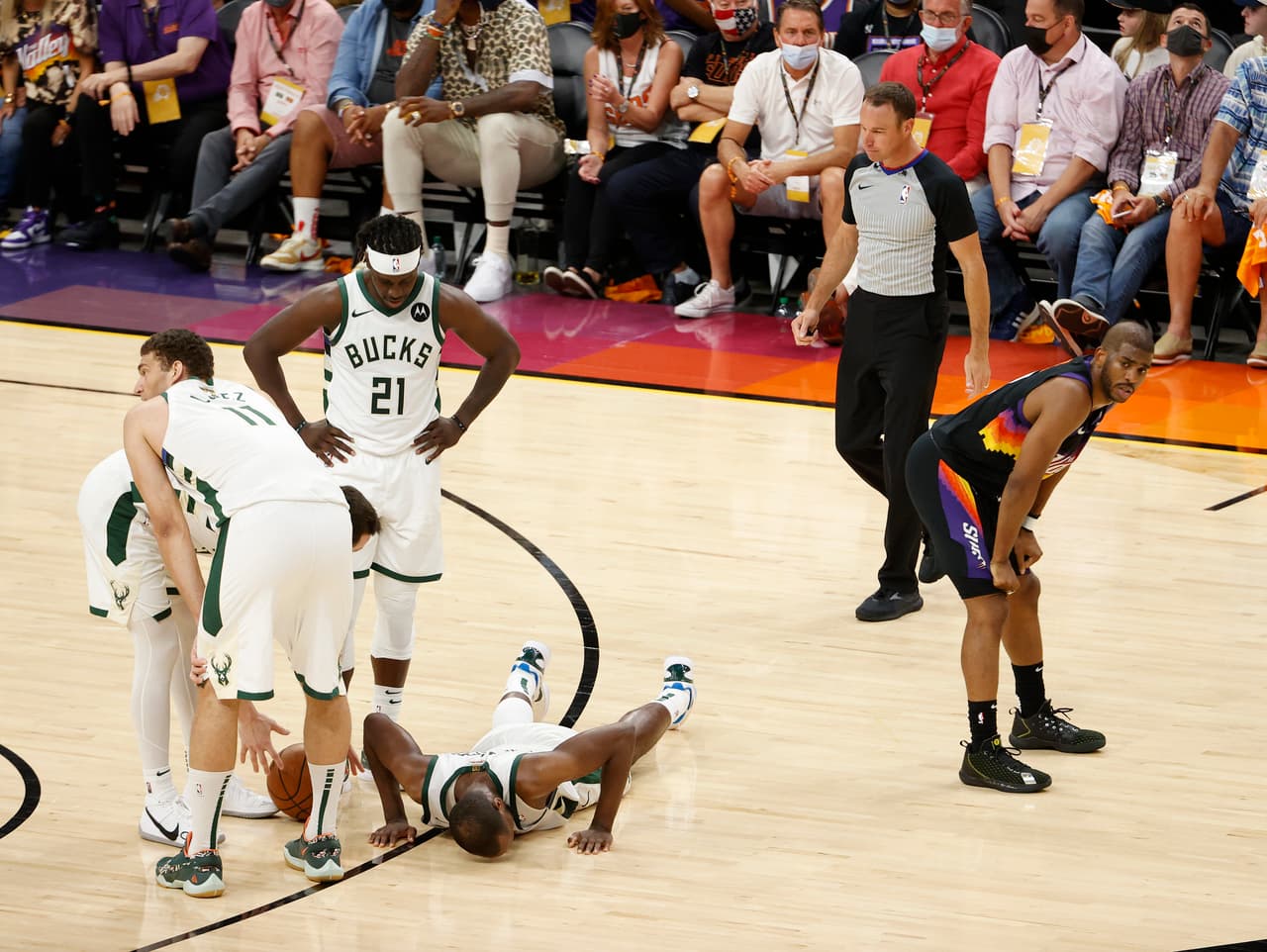 Chris Paul # 3 de los Phoenix Suns mira después de cometer una falta contra Khris Middleton # 22 de los Milwaukee Bucks durante la segunda mitad del Juego.