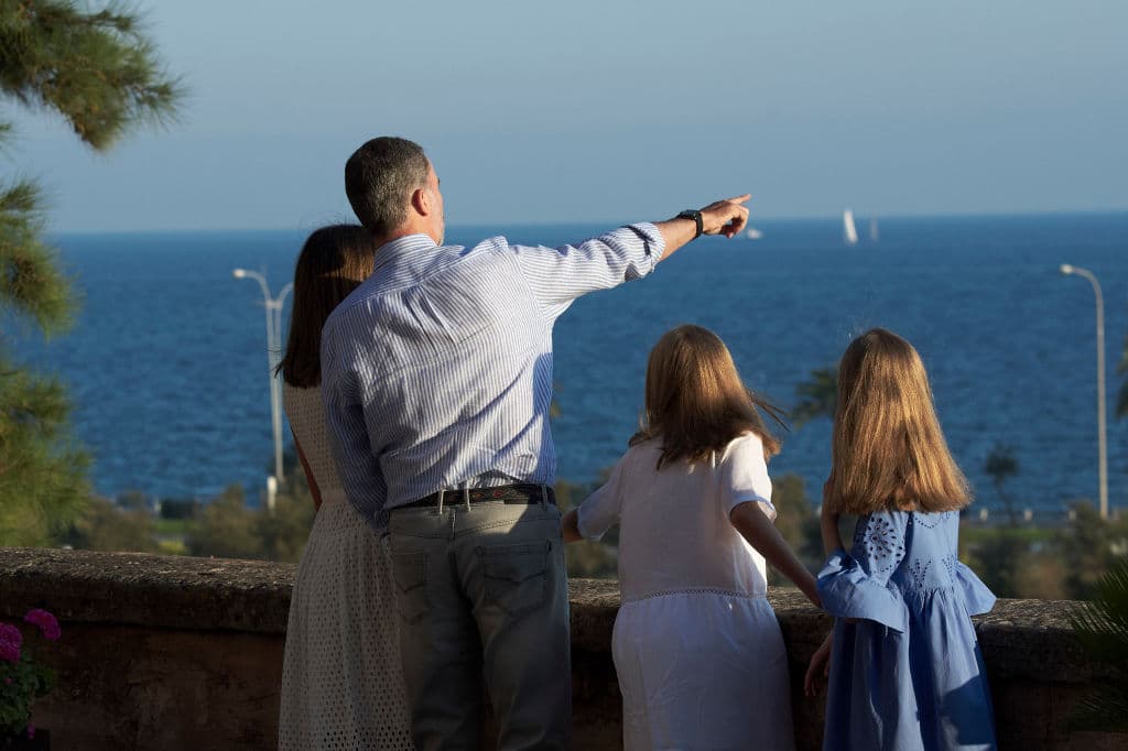Durante las respuestas a la prensa, Felipe VI, comentó que
<b> su padre se encontraba fastidiado, pero que tenía muchas ganas de acompañarlos. </b>