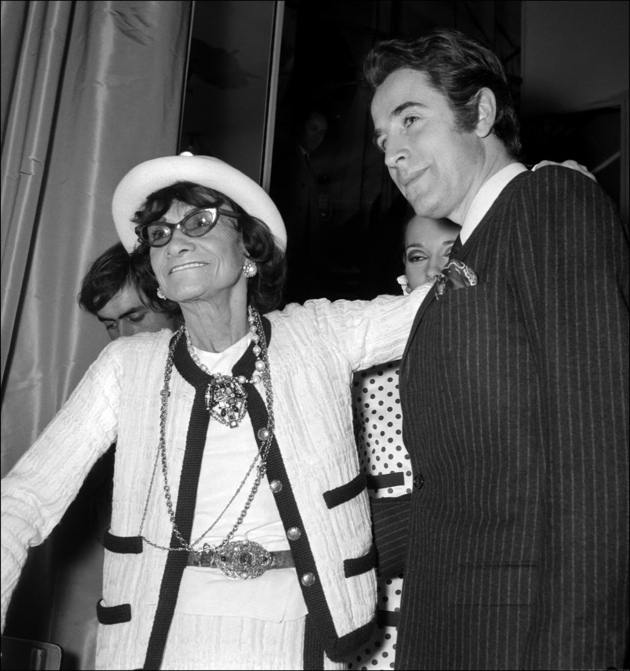 Coco Chanel es otra famosa que dejo la escuela a los 18 años, fue cuando decidió que ella quería hacer su propio imperio y lo logró con su emblemática marca que muchas aman.