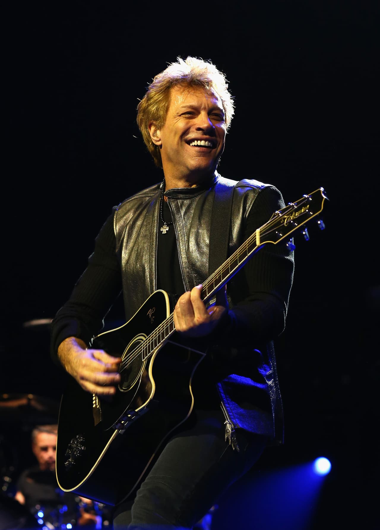 El rockero Bon Jovi fue expulsado por golpear directamente en la cara a un compañero. ¿Qué le habrá dicho o qué habrá pasado para que reaccionara así? Es algo que no sabremos, pero el acto fue motivo de expulsión.