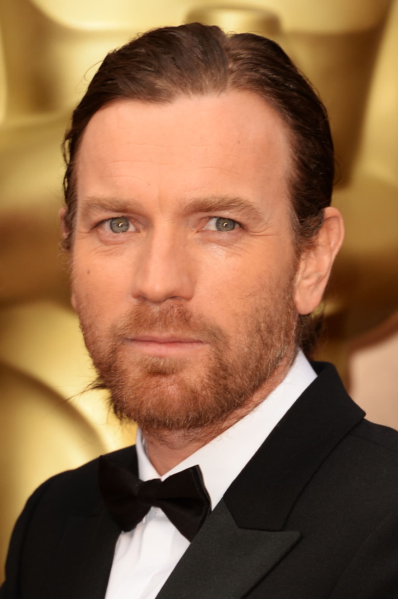 Ewan McGregor se dio cuenta que lo suyo no era la escuela y a los 16 fue expulsado. En ese momento decidió que la escuela donde debía retomar sus estudios era en la de teatro, el Pert Repertory Theatre fue la elegida.