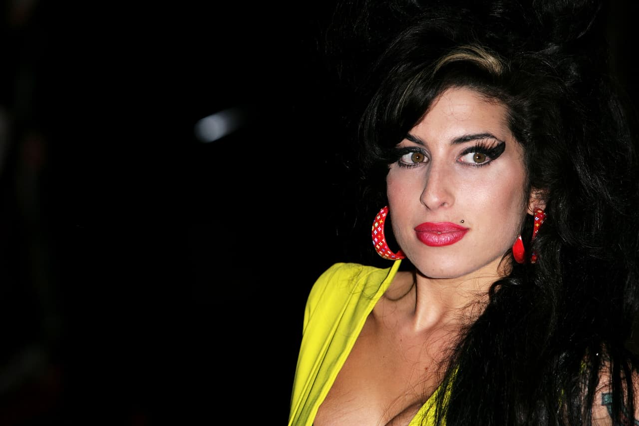 La fallecida Amy Winehouse fue expulsada a los 16 años después de perder una beca. Y a partir de ahí decidió que no volvería a la escuela. El camino de la cantante ya todos lo conocemos con todo y final.