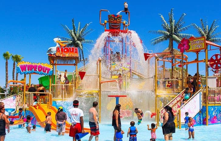Este parque acuático también ofrece una variedad de renta de cabañas con un precio de 139 a 25 dólares. Por otro lado, con el fin de que pases todo el día en el agua, Island Waterpark ofrece gran variedad de alimentos.
<br>Dirección: 6099 W Barstow Ave, Fresno, CA 93723
<br>Teléfono: (559) 277-6800
<br>Sitio Web: www.islandpark.com
<br>Hora de apertura: 11:00 am.
<br>Rango de precio: $26.99 - 89.99