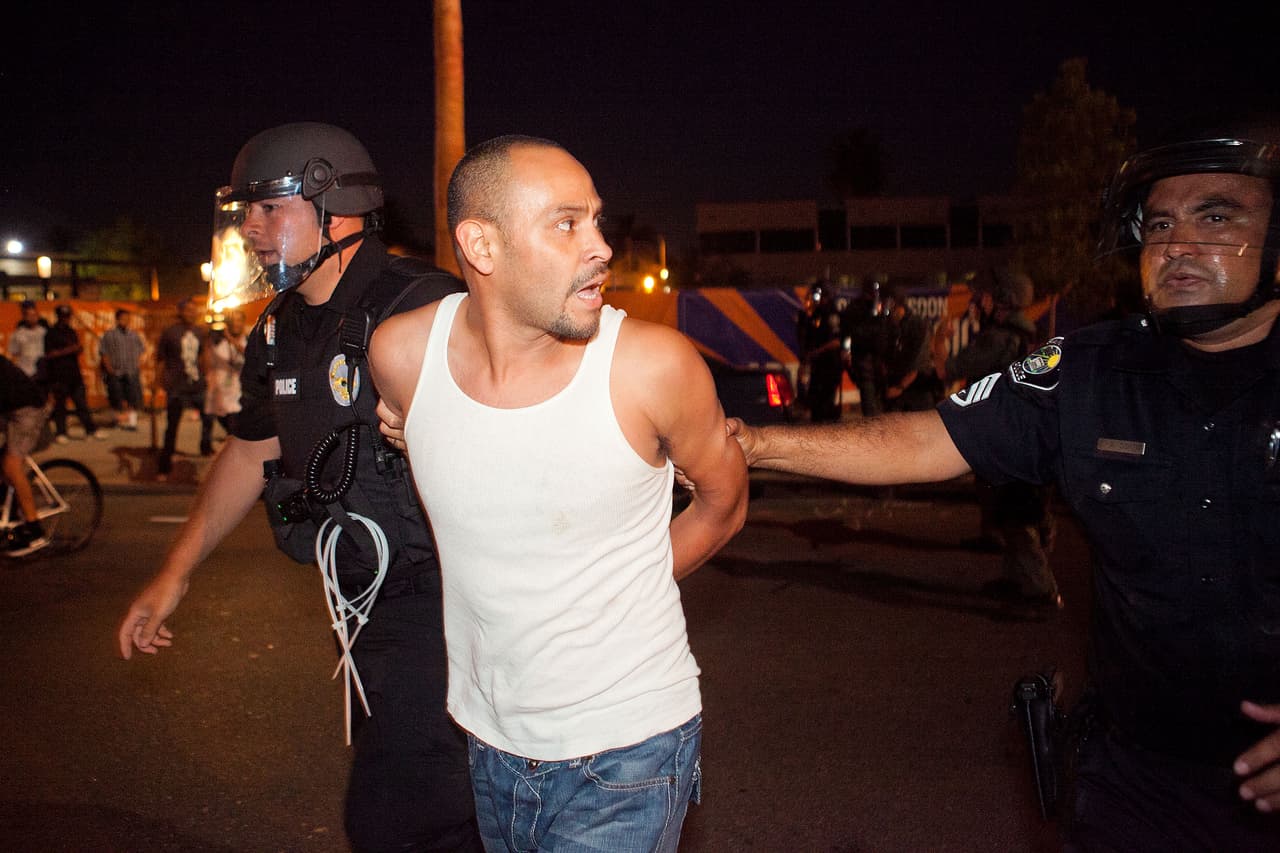 Un manifestante es arrestado el 24 de julio durante las protestas en Anaheim por la muerte de Manuel Ángel Díaz.
