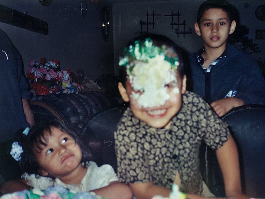 Su deporte favorito es el soccer, es bueno para las matemáticas y se pone de mal humor cuando no hay agua caliente en el baño.