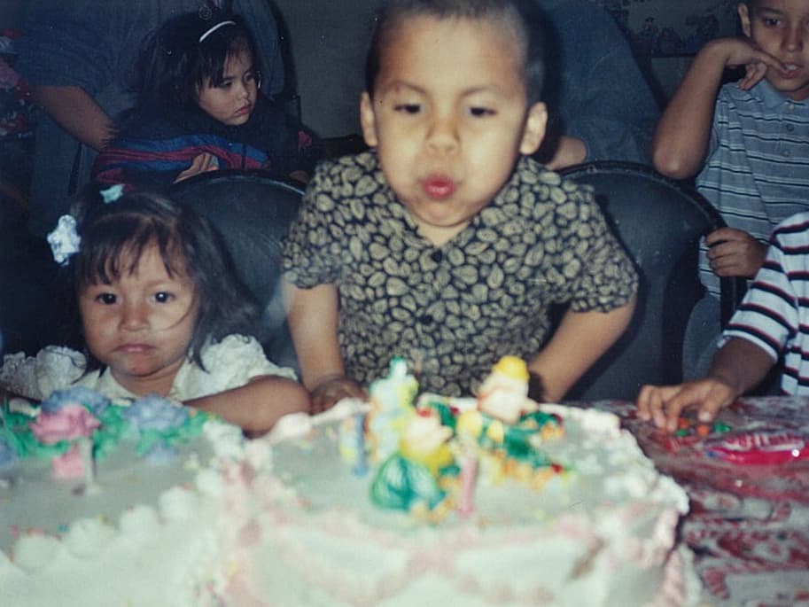 Su deporte favorito es el soccer, es bueno para las matemáticas y se pone de mal humor cuando no hay agua caliente en el baño.