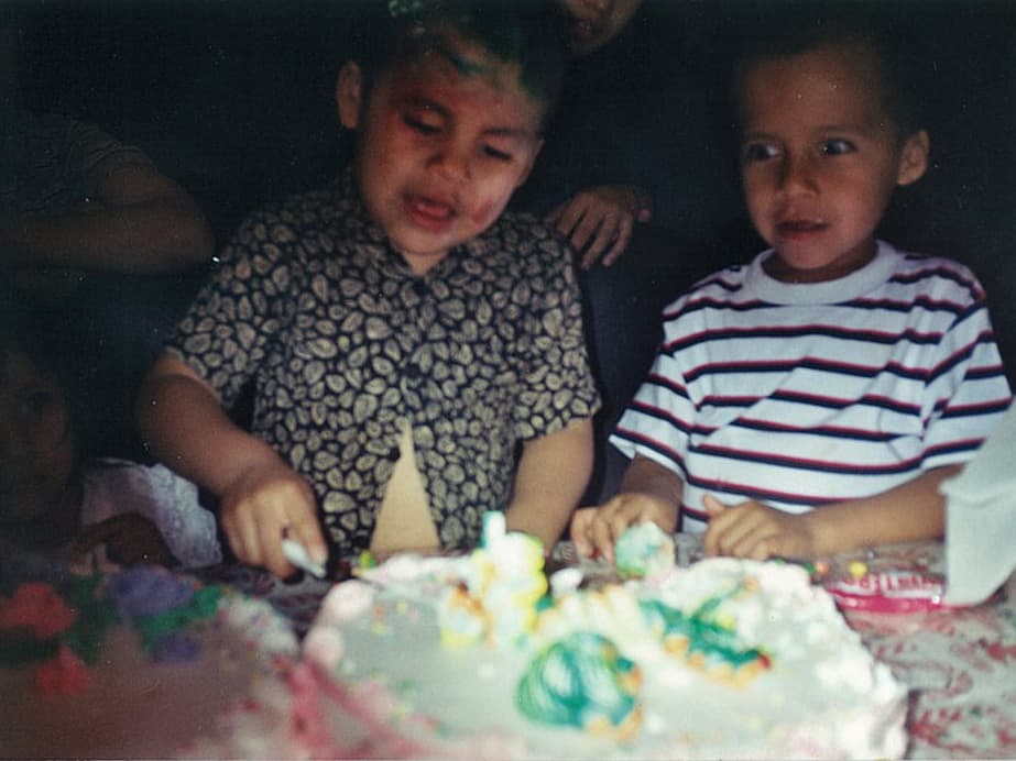 Su deporte favorito es el soccer, es bueno para las matemáticas y se pone de mal humor cuando no hay agua caliente en el baño.