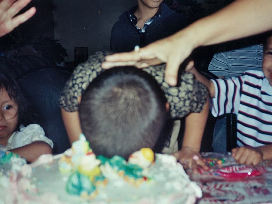 Su deporte favorito es el soccer, es bueno para las matemáticas y se pone de mal humor cuando no hay agua caliente en el baño.