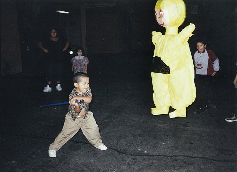 Su deporte favorito es el soccer, es bueno para las matemáticas y se pone de mal humor cuando no hay agua caliente en el baño.