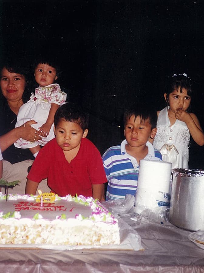 Su deporte favorito es el soccer, es bueno para las matemáticas y se pone de mal humor cuando no hay agua caliente en el baño.