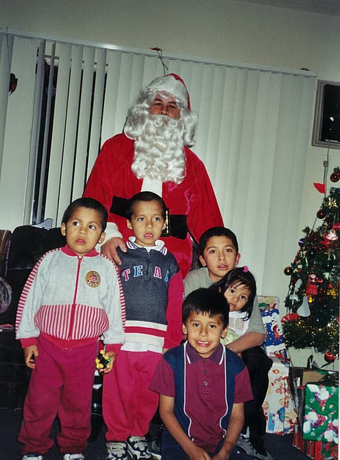 Su deporte favorito es el soccer, es bueno para las matemáticas y se pone de mal humor cuando no hay agua caliente en el baño.