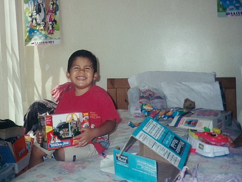 Su deporte favorito es el soccer, es bueno para las matemáticas y se pone de mal humor cuando no hay agua caliente en el baño.