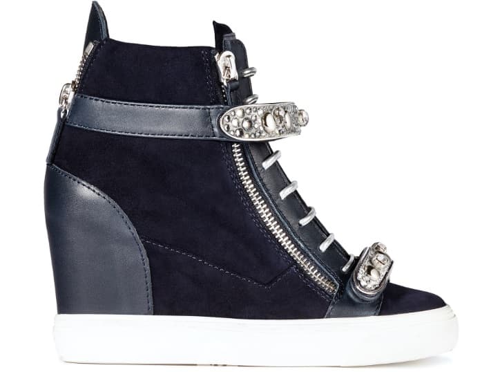 Este modelo lleva su nombre y tiene un costo de 995, dolares. "Jennifer es un icono y tiene un sentido innato de estilo. Mis zapatos están hechos para mujeres fuertes que quieren sentirse fabulosas, y Jennifer es el epítome de eso ", dijo Zanotti, quien aseguró la cantante fue inspiración para esta colección.