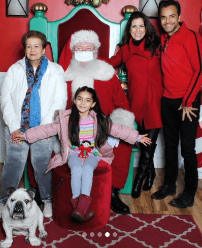 La cantante y actriz mexicana fue la encargada de compartir la serie de fotografías junto a Papá Noel. 
<br>