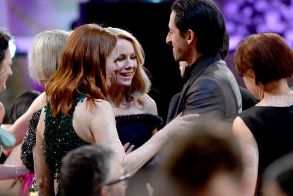 "Mira Naomi, Adrien está haciendo pesas", parece decirle Julianne Moore a su amiga.