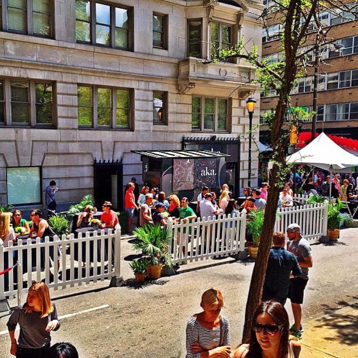 <b><a href="http://www.rittenhouserow.org/">Rittenhouse Row Spring Festival (24 de mayo):</a> </b>Un festival callejero transforma el vecindario de Rittenhouse Square gracias a la música en vivo, las compras al aire libre, los eventos de moda y la comida de algunos de los restaurantes más famosos de la ciudad.